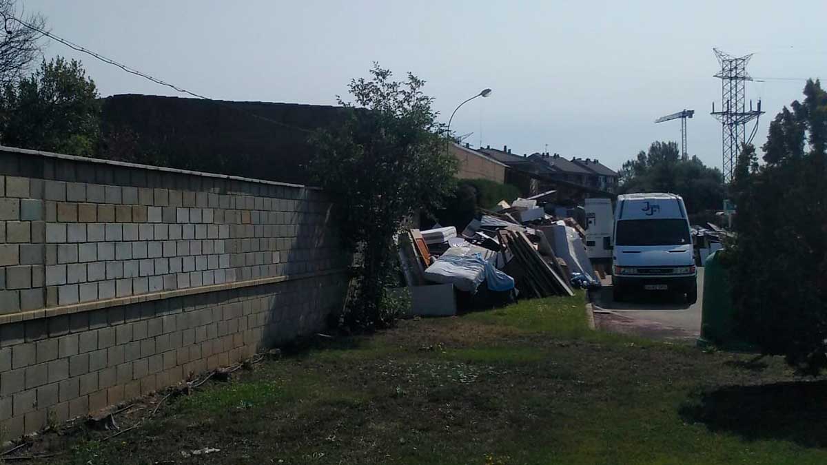 Imagen actual de la acumulación de residuos a las puertas del punto limpio de San Andrés. | L.N.C.