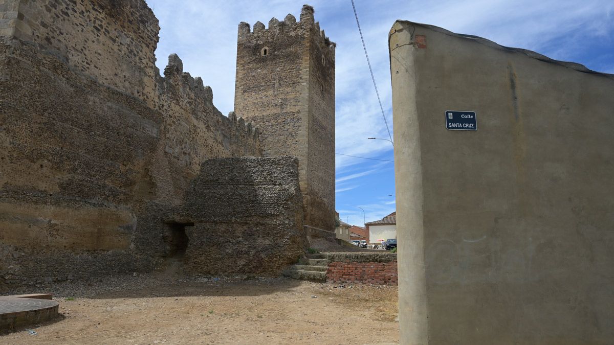 Vista de una calle de Laguna de Negrillos con el castillo de fondo. | JESÚS F. SALVADORES