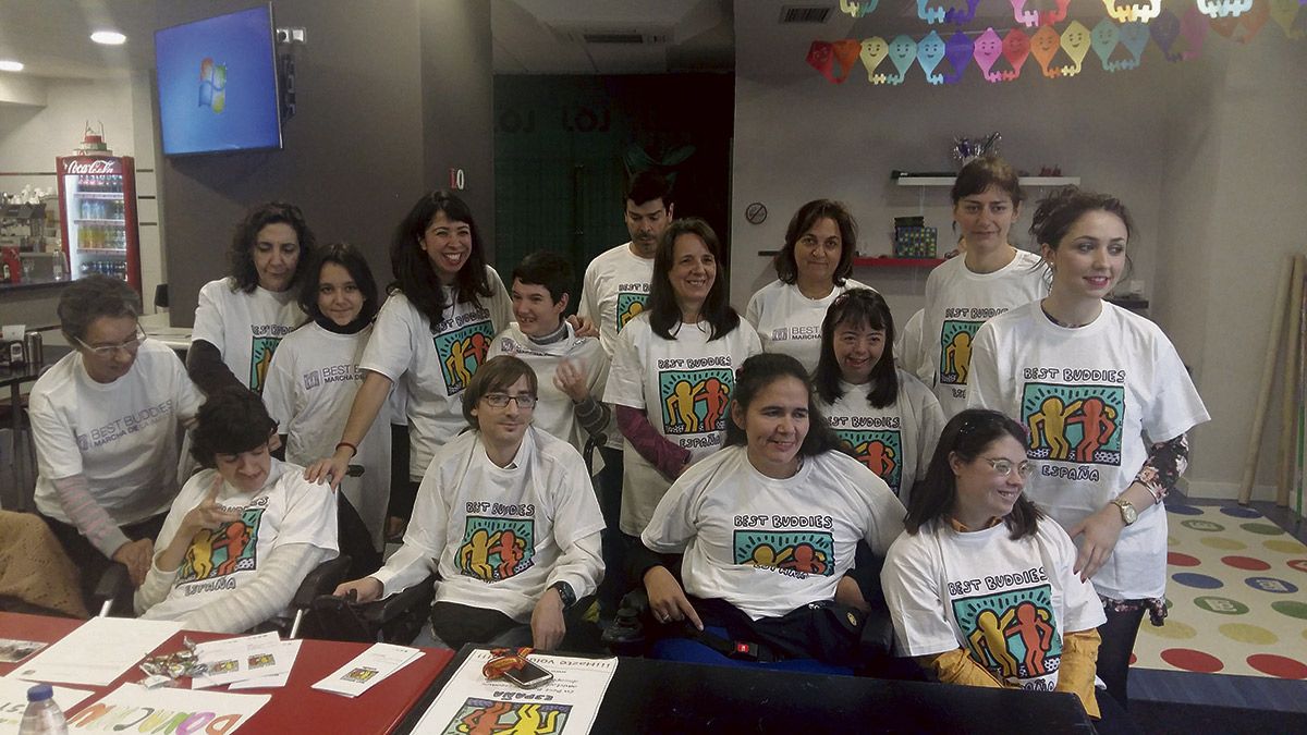 Participantes en el programa junto a sus amigos y monitores.