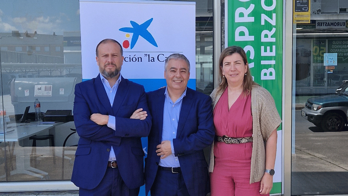 Representantes de la Fundación 'la Caixa' y de Asprona Bierzo.