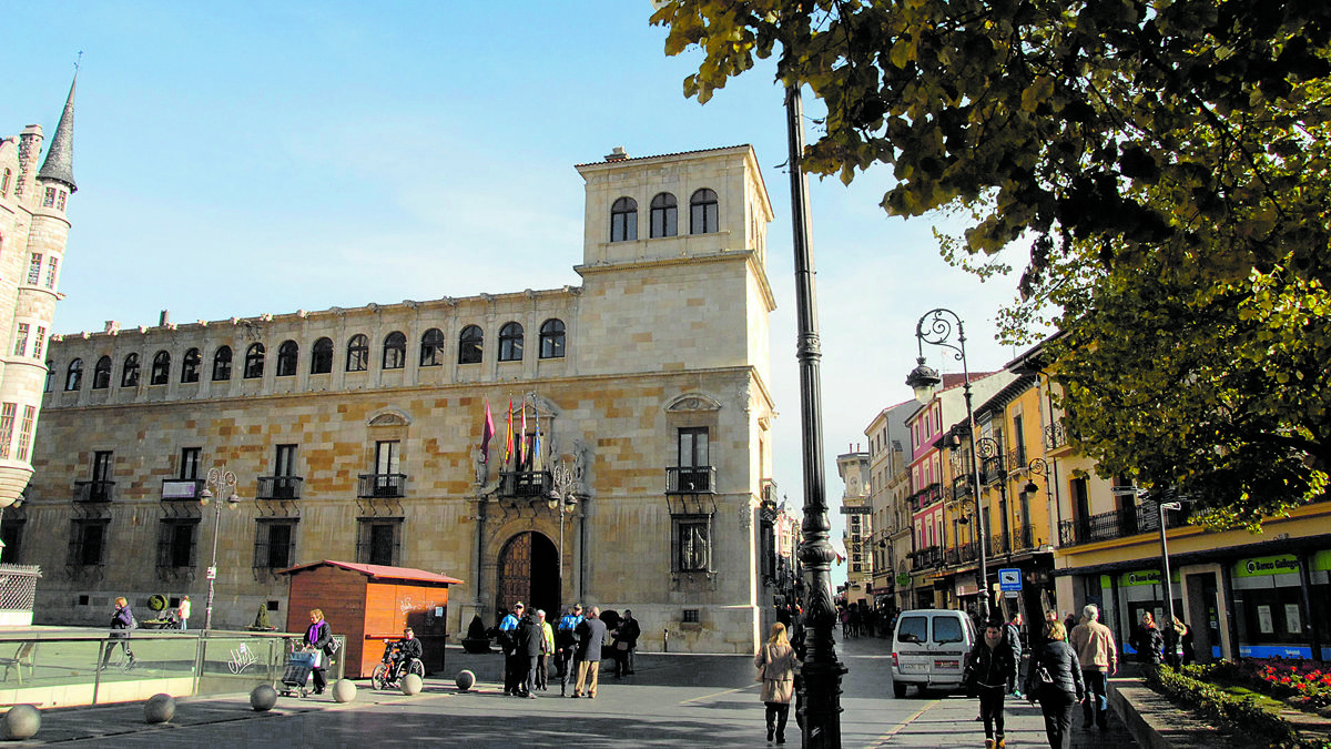 Vista exterior del Palacio de los Guzmanes, sede de la Diputación. | MAURICIO PEÑA