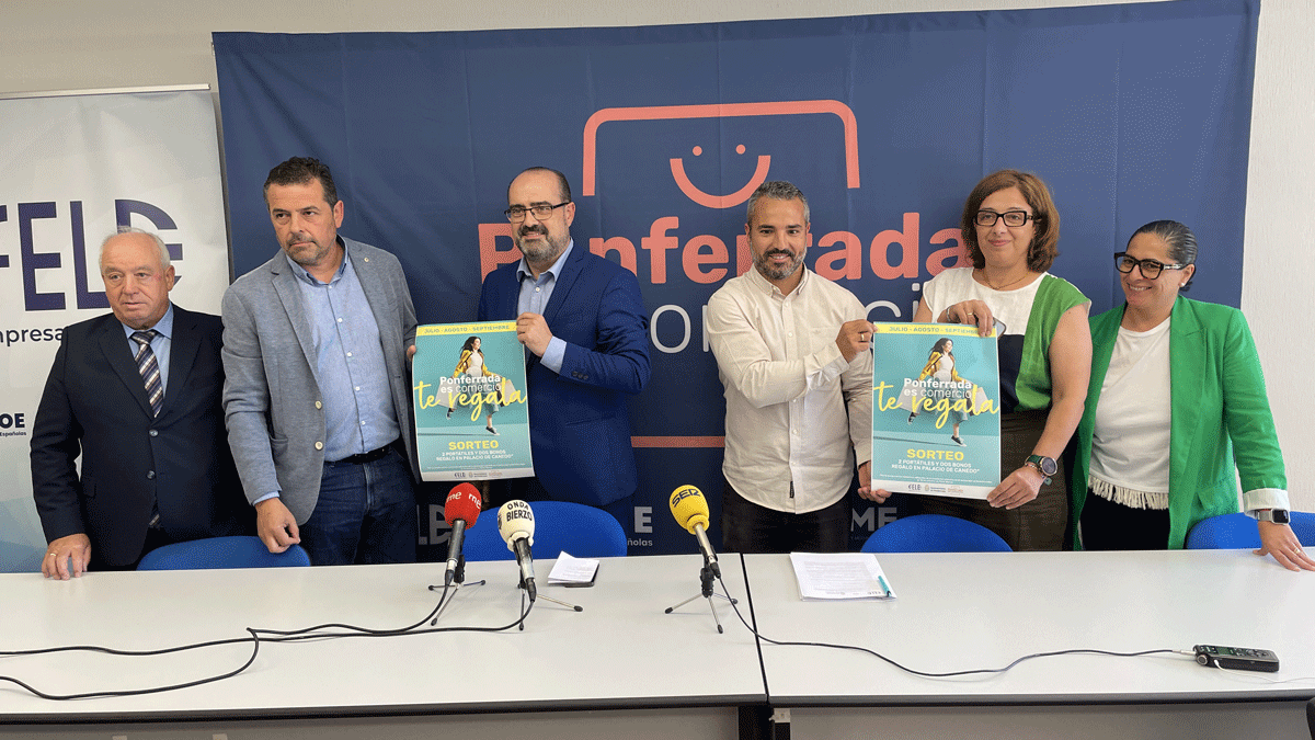 Presentación de la campaña 'Ponferrada Es Comercio Te Regala'. | Javier Fernández