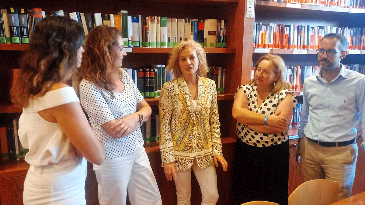 Silvia Franco con la Junta Directiva de la delegación en Ponferrada del Colegio de la Abogacía de León.