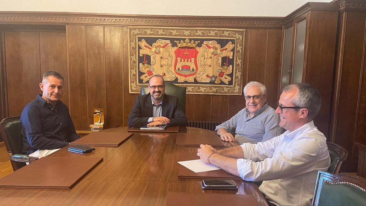 Imagen de la reunión del alcalde Marco Morala y la empresa Tvitec.