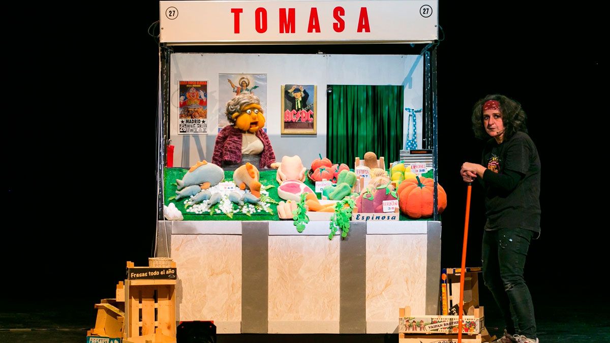 Imagen del espectáculo ‘Ay pera perita pera’ de la compañía Cazando Gamusinos, que este sábado actúa en la Plaza Mayor de Villamañán. | CAZANDO GAMUSINOS