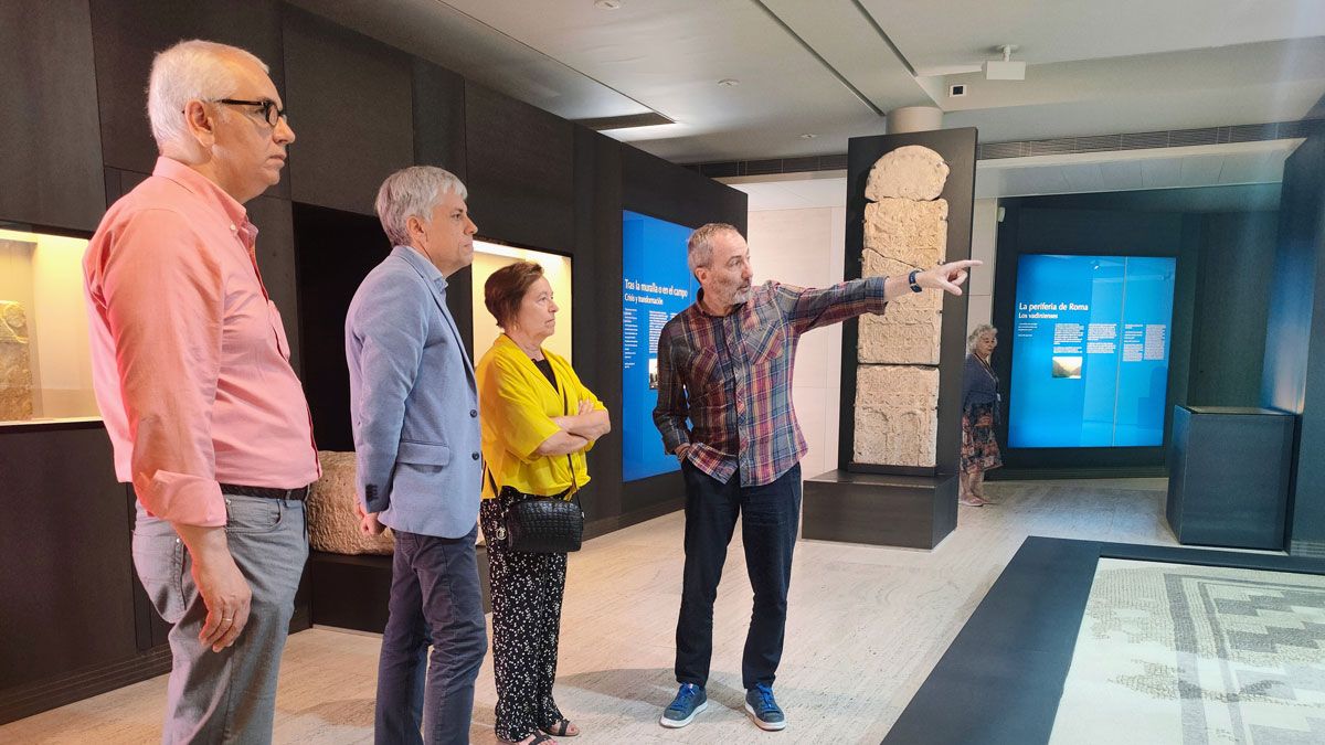 El delegado territorial en León, Eduardo Diego, en su visita al Museo de León. | L.N.C.