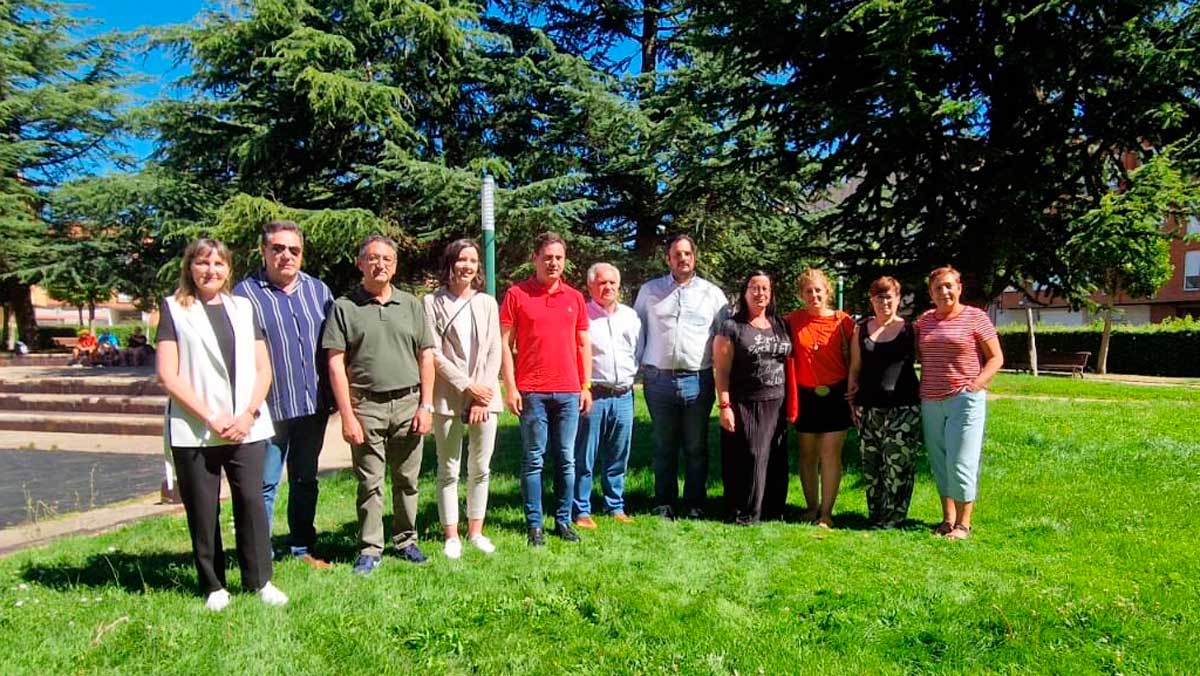 Los candidatos socialistas por León, de campaña en Trobajo. | L.N.C. Los candidatos socialistas por León, de campaña en Trobajo. | L.N.C.
