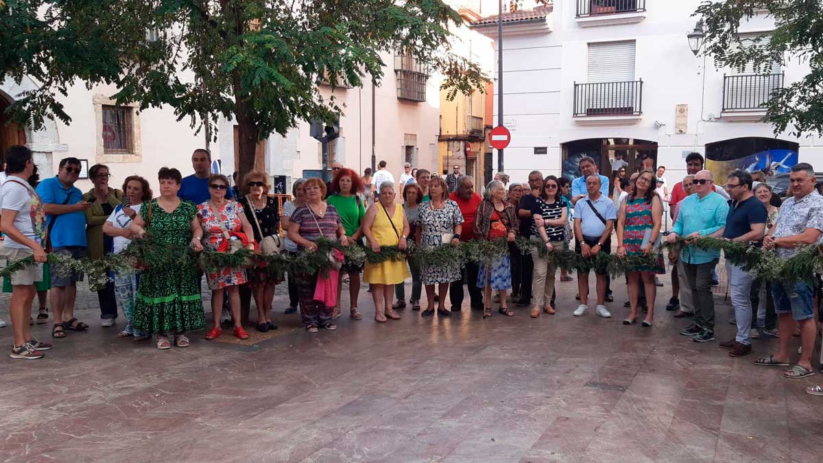 Vecinos de Santa Marina, con el enramado antes de colocárselo a don Pelayo. | L.N.C.