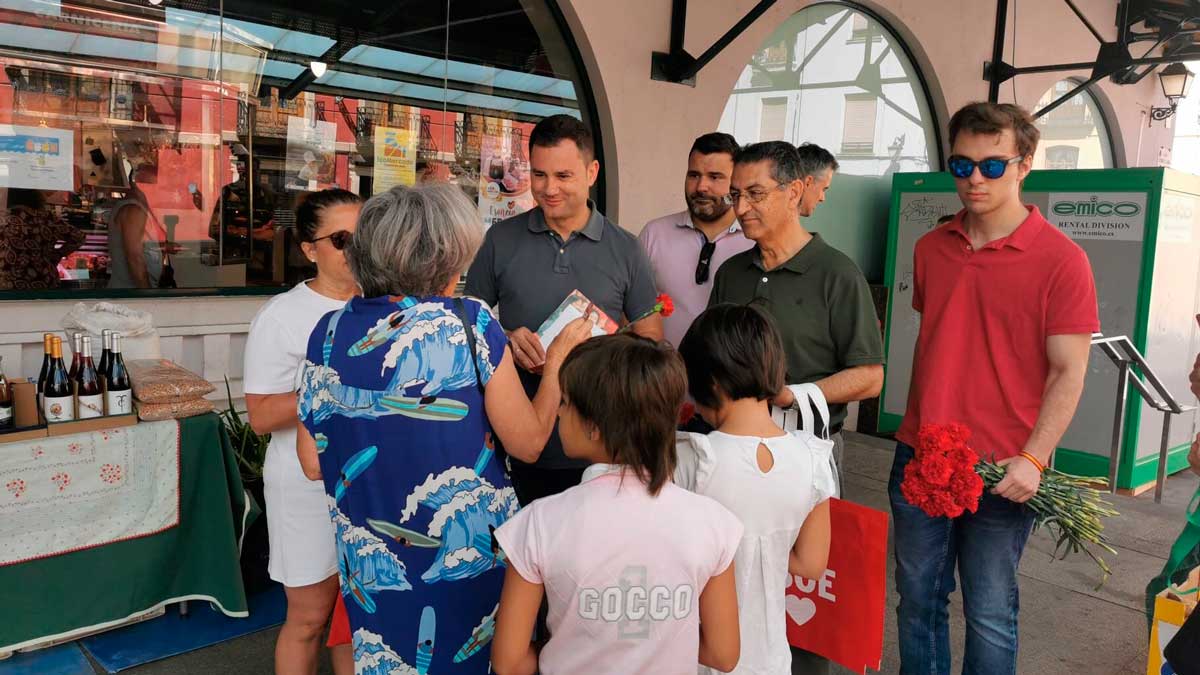 Los socialistas leoneses, en su visita al Mercado del Conde Luna. | L.N.C.