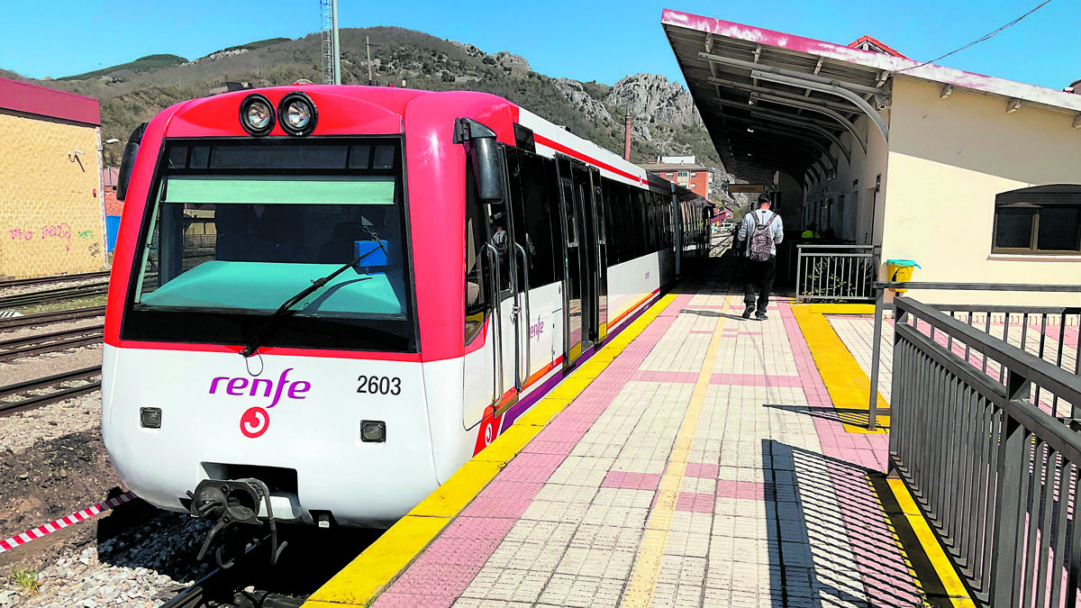 Renfe modificó el pasado mes de abril la rotulación de los trenes de Feve, que ahora son de Cercanías. | L.N.C.