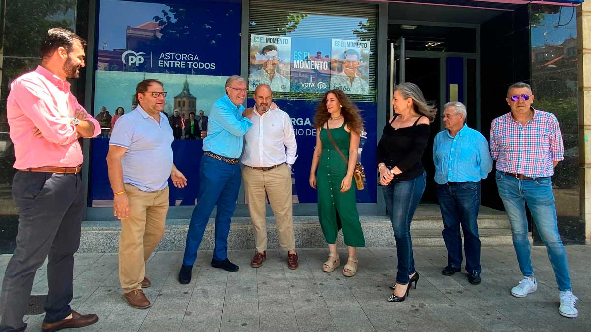 Pedro Rollán visitó Astorga acompañado por cargos del PP en la provincia. | L.N.C.