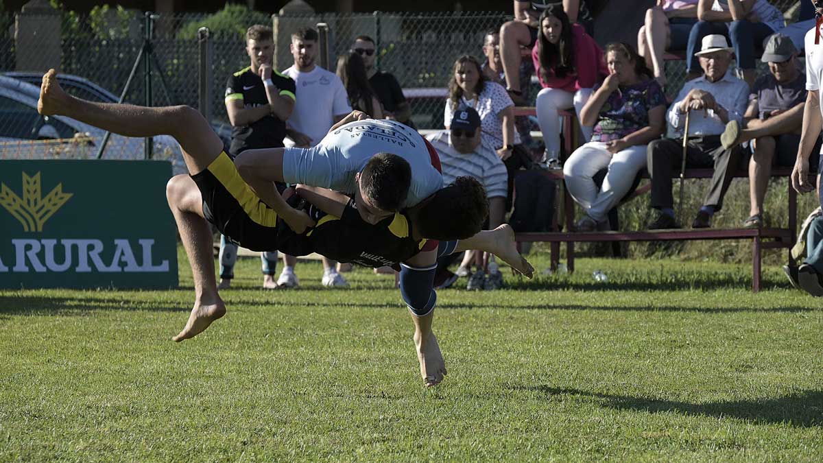 La temporada va entrando en harina y ayer hubo de todo en Villafañe, buena lucha, sorpresas, jóvenes sorprendentes, ilustres que ganaron. | MAURICIO PEÑA