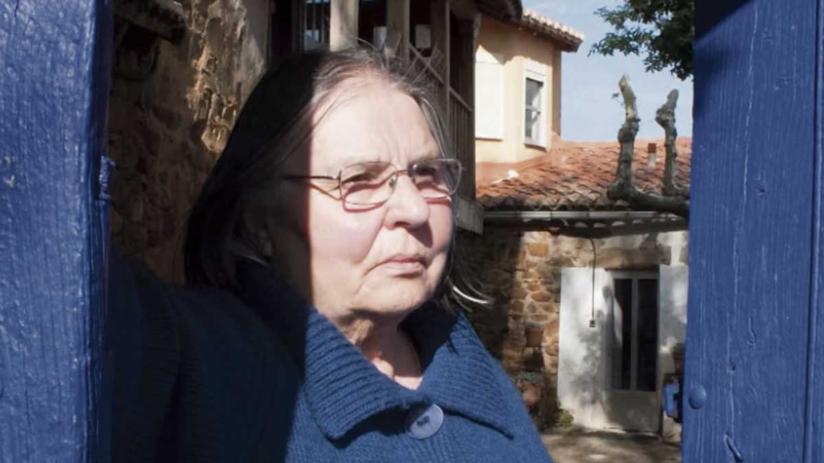 Lidia Kowalska, en 2018, a la puerta de su casa maragata en Brimeda, la que convirtió en refugio de artistas. | LAURA PASTORIZA