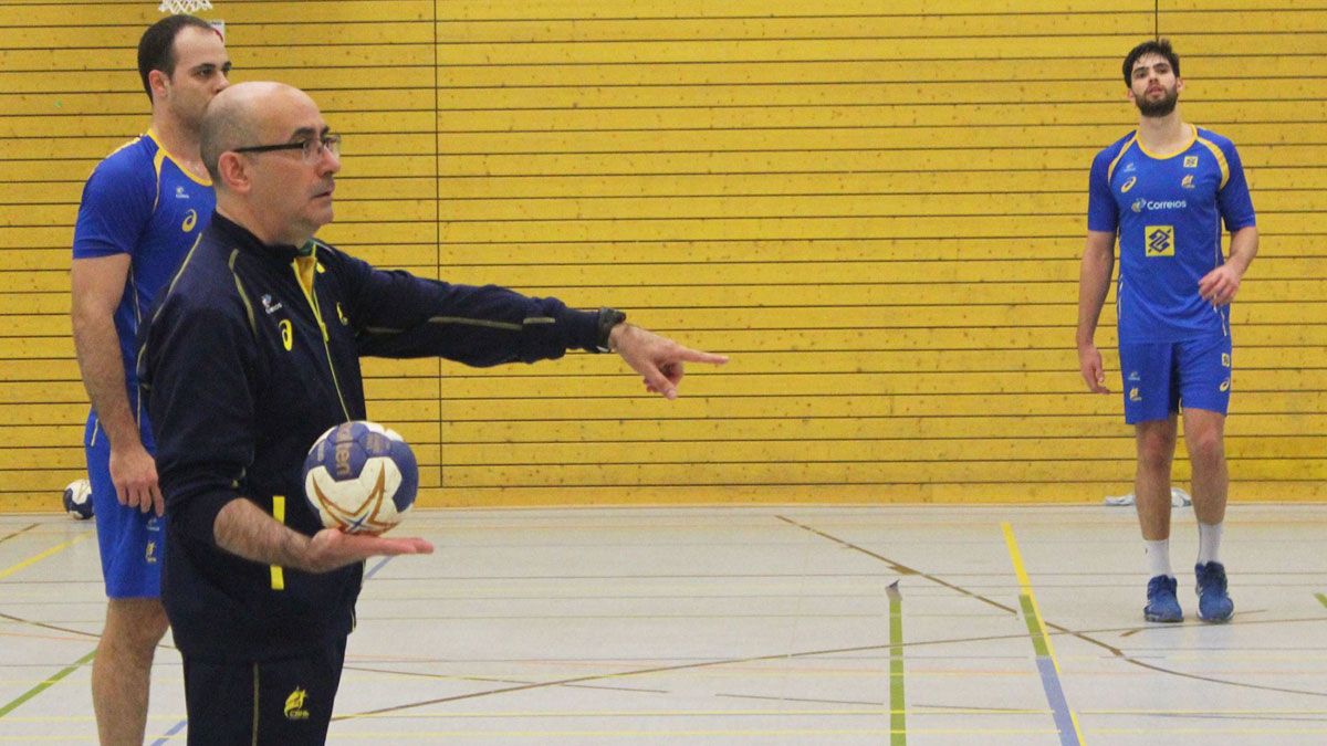 Jordi Ribera da instrucciones con Leo Santos al fondo. | CBHB