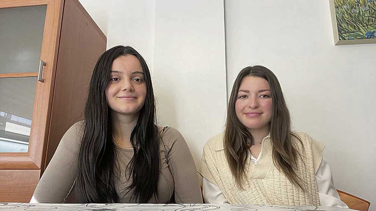 Las universitarias Henar García y Carmen Ochoa. | L.N.C.