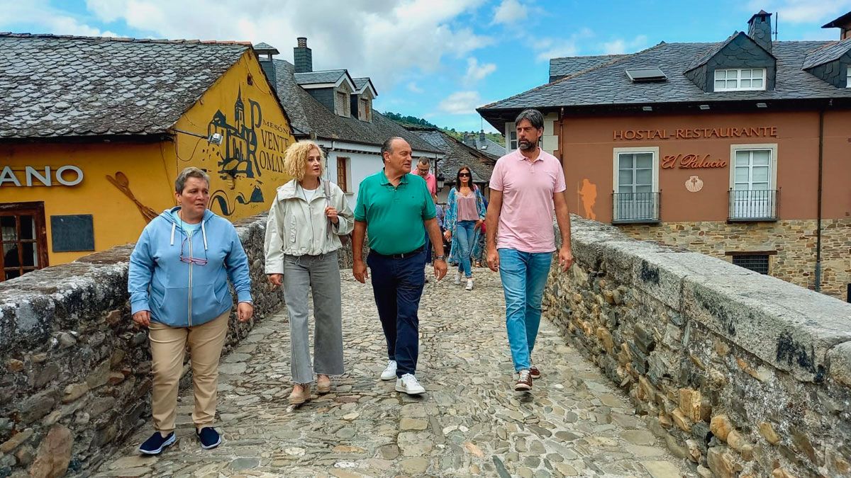 Los candidatos visitando Molinaseca, una de las estrellas turísticas de la comarca.