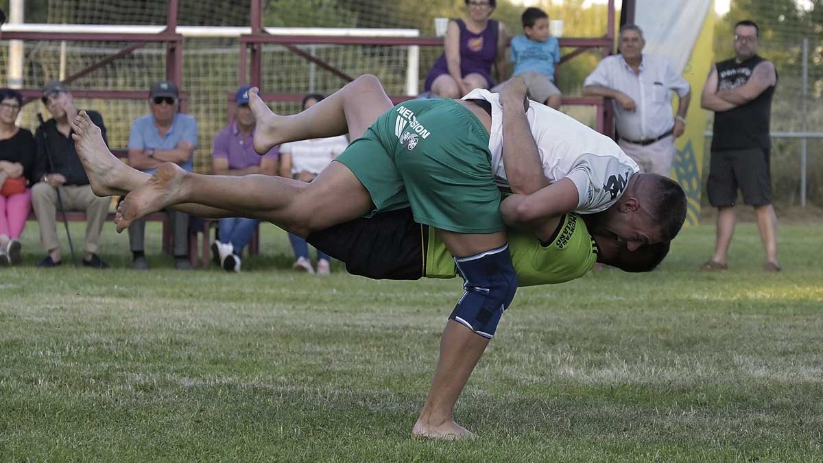 Tomasuco de La Vecilla ha comenzado la temporada impresionante, este domingo sumó un nuevo corro derrotando en la final a Rodri ‘La Perla’. | MAURICIO PEÑA