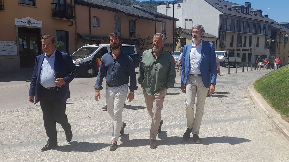 García-Gallardo a las puertas del castillo de los templarios en su visita a Ponferrada. | MAR IGLESIAS