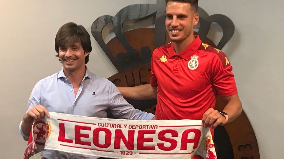 Calderón, junto a Manzanera durante su presentación. | J.C.