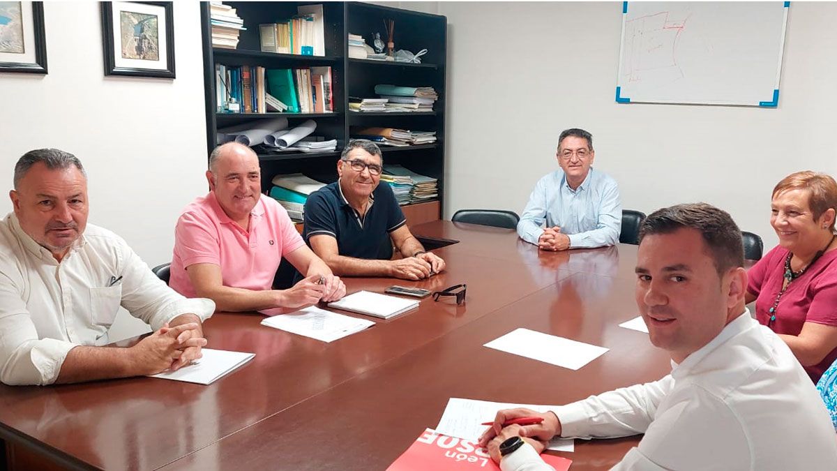 Reunión de los candidatos socialistas con los regantes.