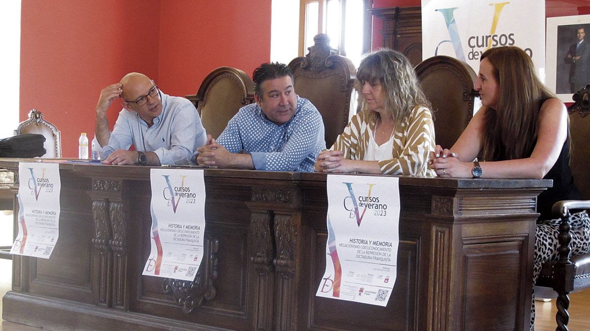 Un momento de la inauguracion cel Curso ‘Historia yu Memoria’ y el  ponente Jesús Castrillo Yagüe.