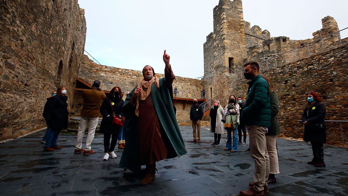 Una de las visitas teatralizadas al castillo en imagen de archivo. | ICAL