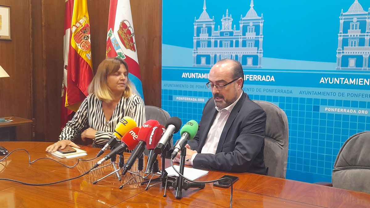 Primera reunión en el Ayuntamiento de Ponferrada entre el alcalde y la directora de Ciuden.| MAR IGLESIAS
