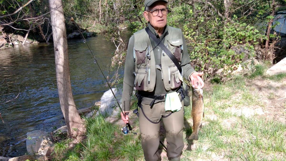 De la Fuente con una de las truchas que pescó en el río y que testimoniaba que estaba recuperándose.