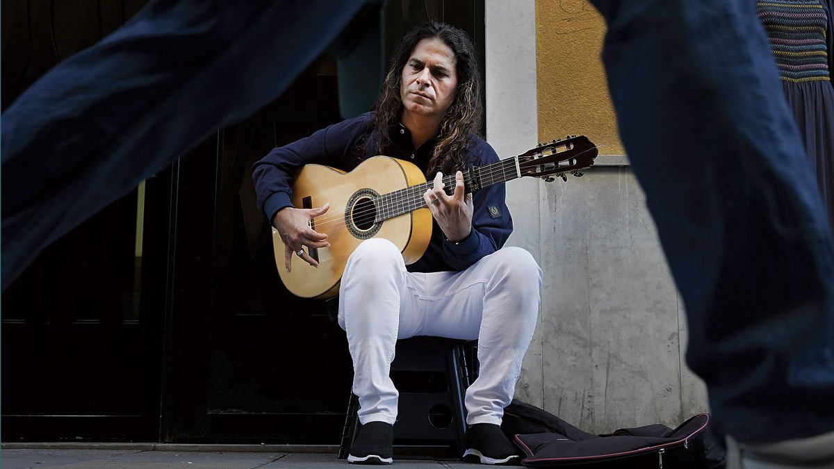 Manuel tiene por oficio el de guitarrista, uno informal que toca en la calle; en este caso y desde hace más de un año, en la calle de la Rúa. | MAURICIO PEÑA