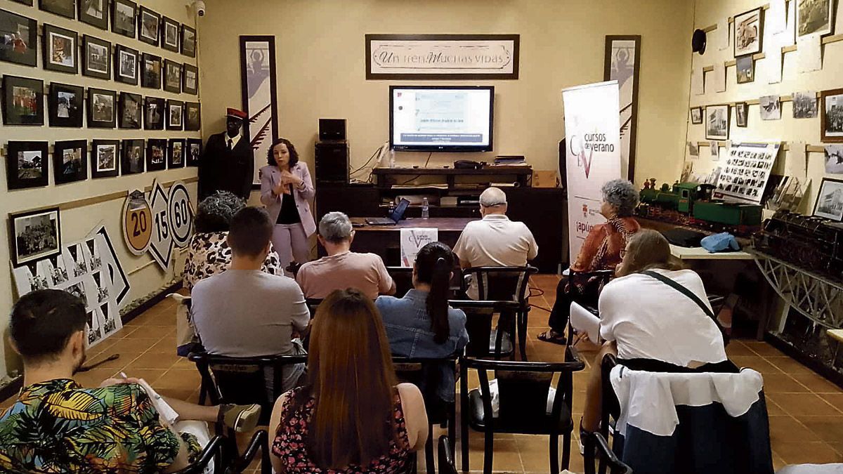 La historiadora leonesa Ana Cristina Rodríguez ofreció su ponencia en el Museo Ferroviario de Cistierna. | JAVIER REVILLA