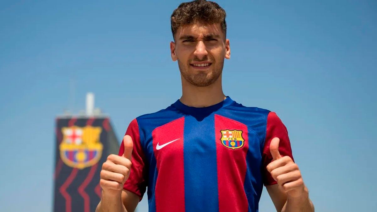 Percan posa con la camiseta de su nuevo club. | FCBARCELONA