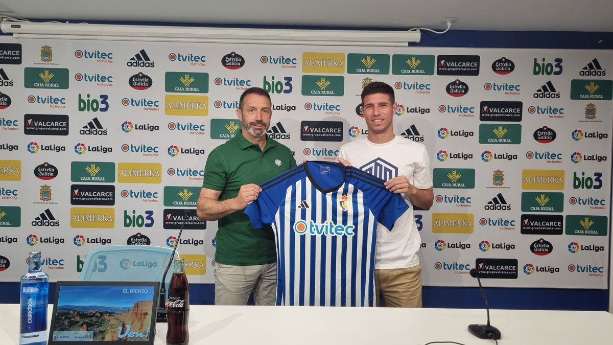 Imagen de Brais Abelenda y José Sietes durante la presentación del jugador | L.N.C. Imagen de Brais Abelenda y José Sietes durante la presentación del jugador | L.N.C.