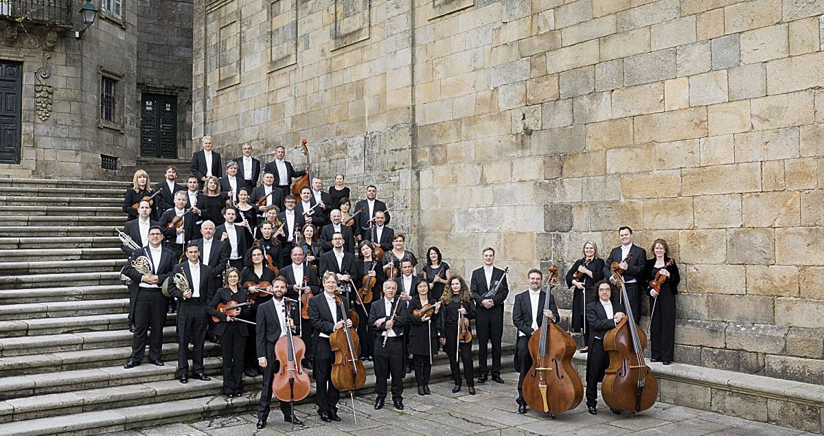 La Real Filharmonía de Galicia acompañada por el Coro Ángel Barja JJMM-ULE protagonizan el estreno de la Cantata ‘Oficio de caminantes’.