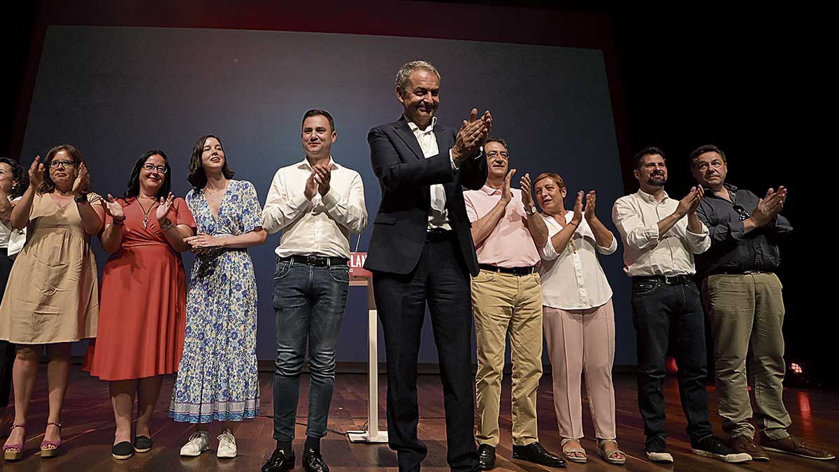 Zapatero arropado por miembros de su partido durante el mitin | MAURICIO PEÑA