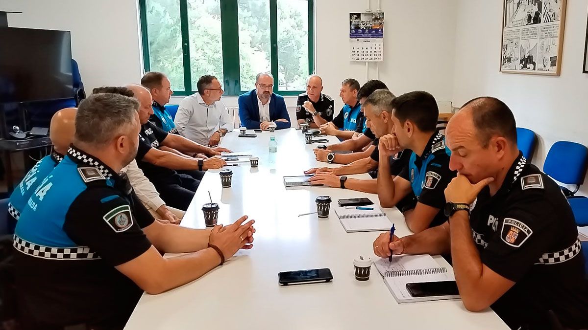 Visita del alcalde a la Policía municipal de Ponferrada.