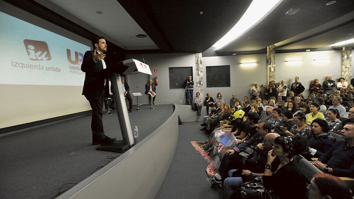 El líder de Unidad Popular, Alberto Garzón, debatió en la tarde de este lunes ante más de un centenar de leoneses en el salón de actos de Alfonso V. | DANIEL MARTÍN