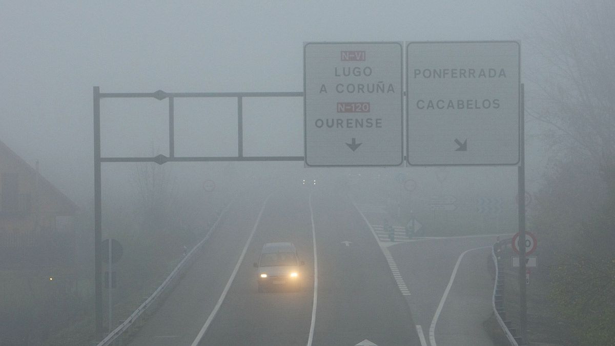 La N-VI a su paso por Ponferrada, afectada por la intensa niebla. | CÉSAR SÁNCHEZ (ICAL)
