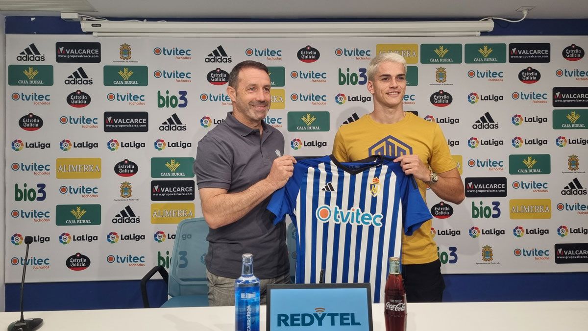 Imagen de Nil Jiménez Y José Sietes durante la presentación del jugador | LNC