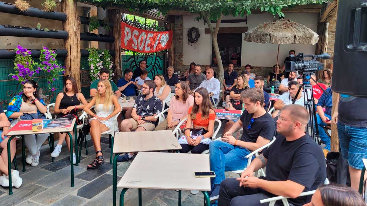 Encuentro del PSOE con los jóvenes en Camponaraya.