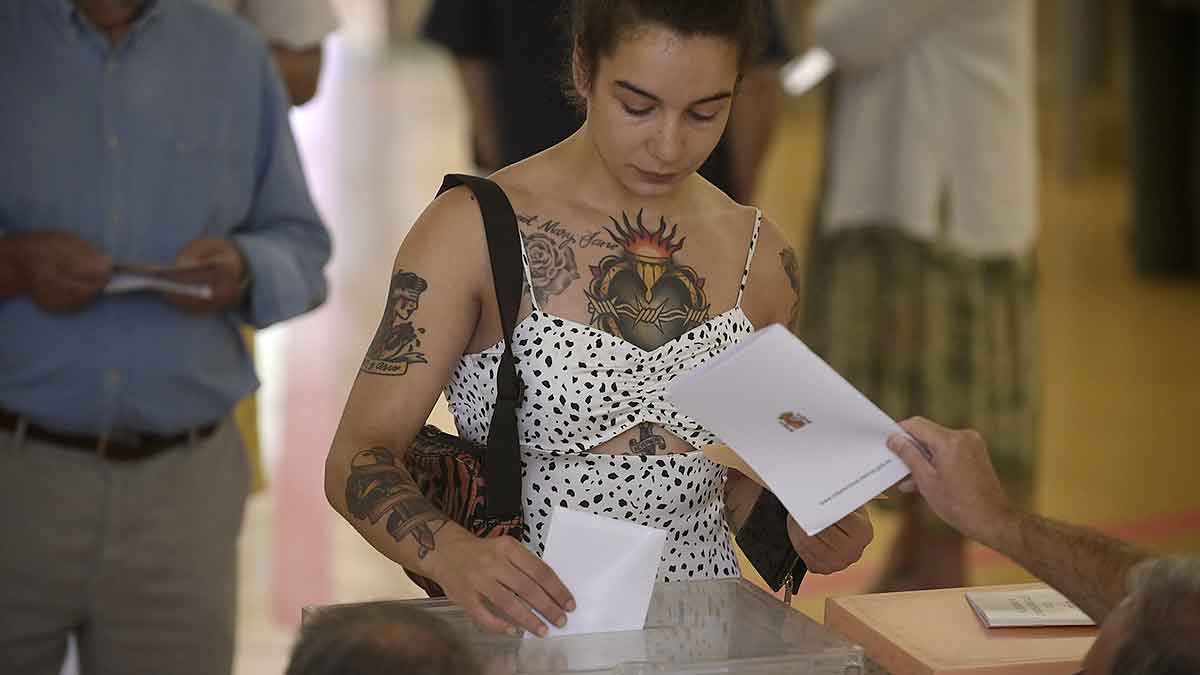 Votación en el Centro de Idiomas de la Universidad de León. | JESÚS F. SALVADORES