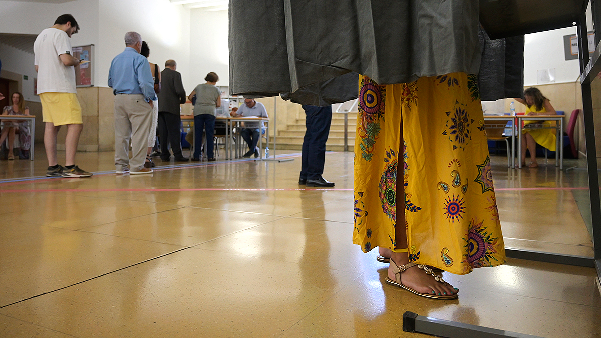 Los leoneses más madrugadores ya han ejercido su derecho al voto. | JESÚS F. SALVADORES