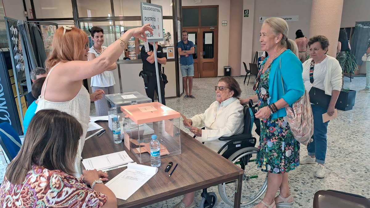 Isaura ha votado en el Rectorado de la ULE. | L.N.C.