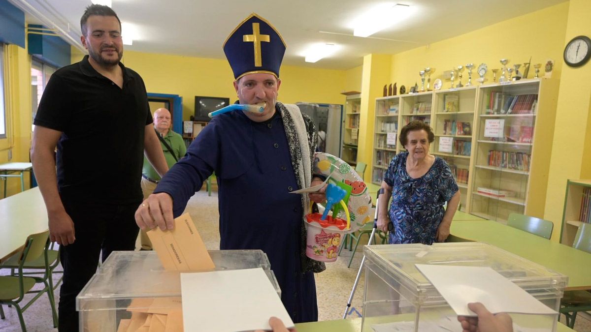 El 'obispo de la lotería' durante su votación en el colegio de La Palomera. | JESÚS F. SALVADORES