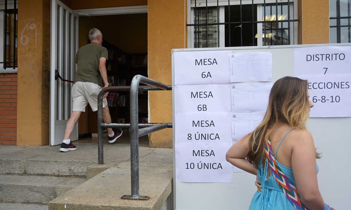 Un instante de la votación este domingo en León. | JESÚS F. SALVADORES