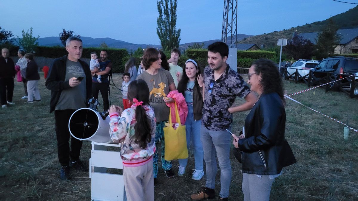 Momentos de la observación, con el potente telescopio. Momentos de la observación, con el potente telescopio.