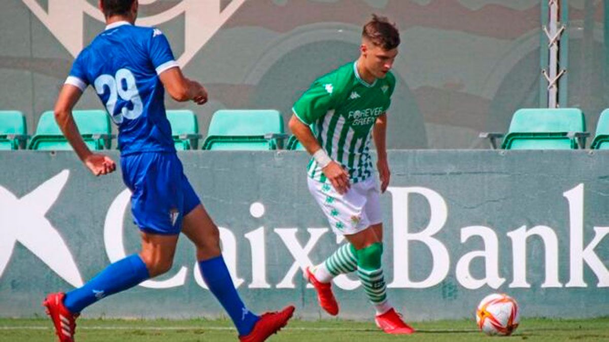 Álvaro Martínez pone un centro con el Betis Deportivo. | REAL BETIS Álvaro Martínez pone un centro con el Betis Deportivo. | REAL BETIS