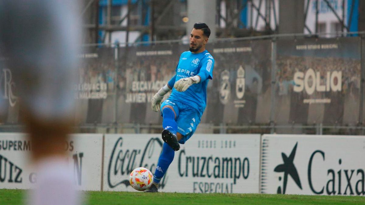 Salvi da un pase durante un partido con la Cultural. | CYD