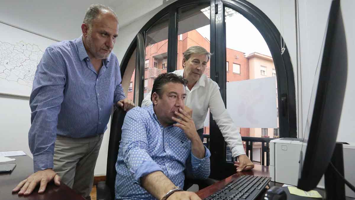 Santos, Díez Cano y Callado durante el seguimiento de la jornada electoral de este domingo. | CAMPILLO (ICAL)