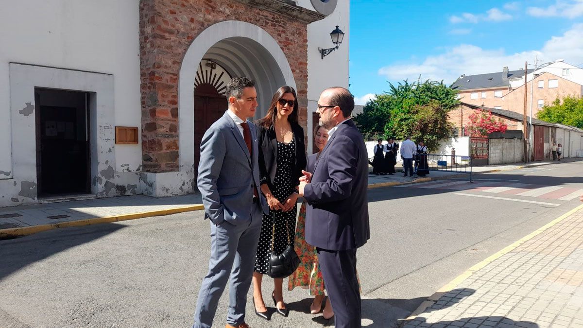 Morala y dos de sus concejales a las puertas de la iglesia de Flores del Sil. | MAR IGLESIAS