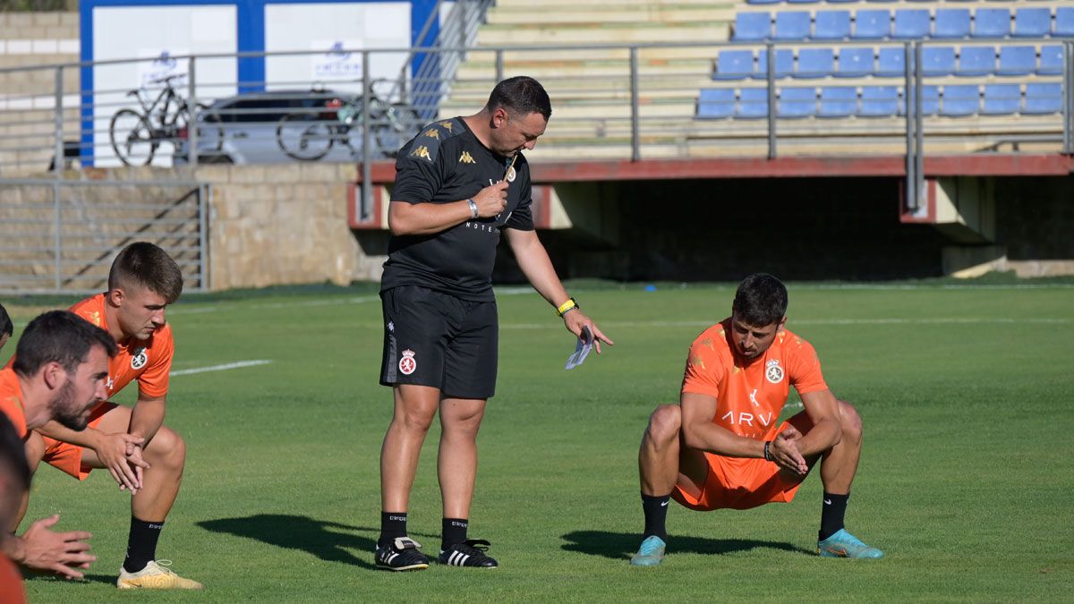 Llona da instrucciones a Kevin Presa en un entrenamiento. | MAURICIO PEÑA